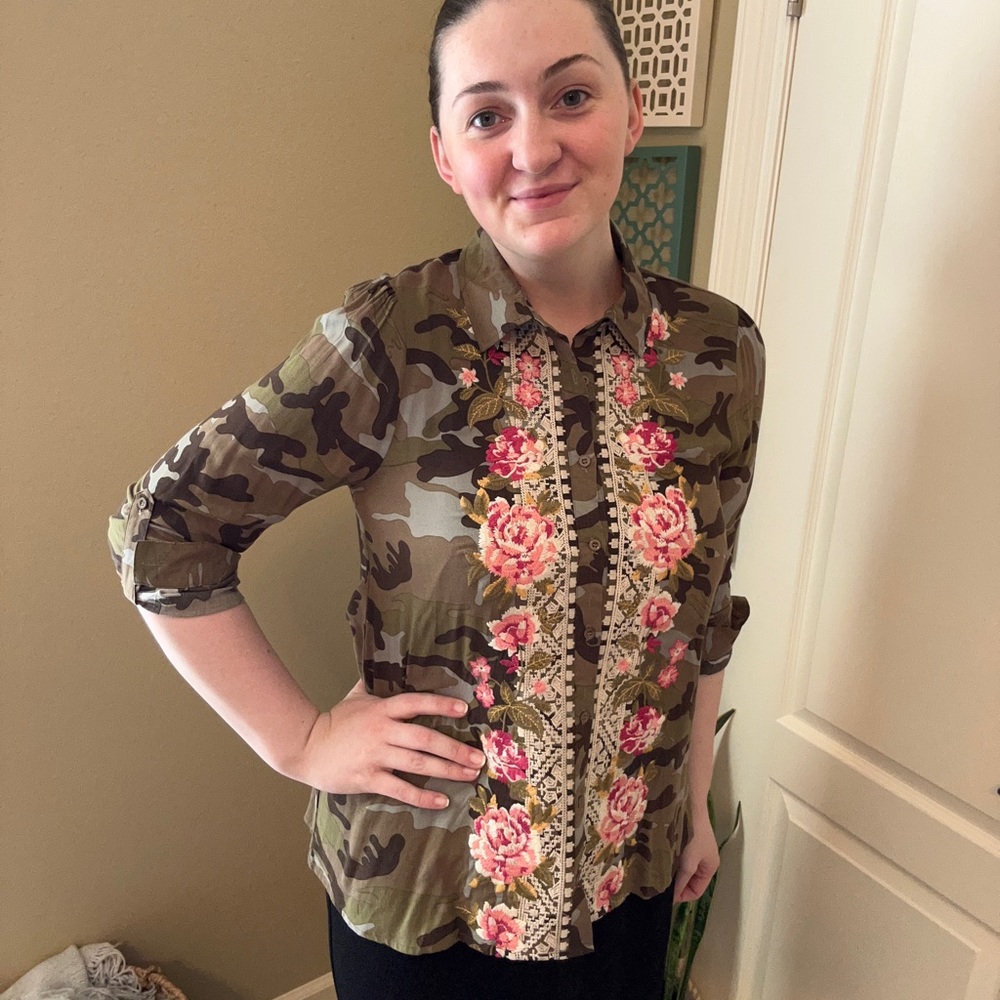 NWT- ANDREE CAMO AND FLORAL BUTTON UP